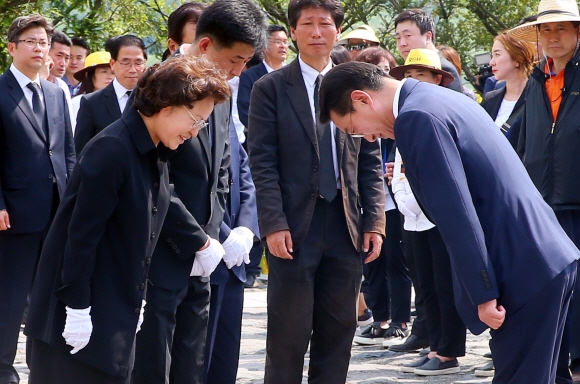 노무현 전 대통령 7주기 추도식이 23일 오후 경남 김해시 봉하마을 묘역 일원에서 열린 가운데 정부를 대표한 현기환 정무수석이 묘역에 헌화 후 권양숙 여사와 인사를 나누고 있다.  정연호 기자 tpgod@seoul.co.kr