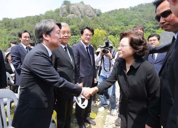 안철수 국민의당 상임공동대표와 권양숙 여사가 23일 경남 김해시 진영읍 봉하마을에서 열린 고(故) 노무현 전 대통령 서거 7주기 추도식에서 악수하고 있다. 정연호 기자 tpgod@seoul.co.kr