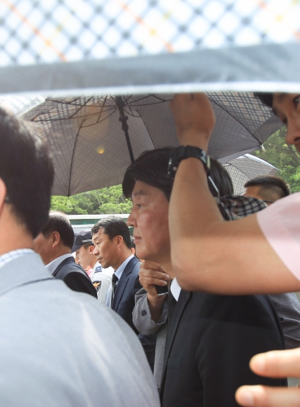 안철수 국민의당 상임공동대표가 23일 경남 김해시 진영읍 봉하마을에서 열린 고(故) 노무현 전 대통령 서거 7주기 추도식을 마친 뒤 우산을 쓴 채 식장을 나서고 있다.  정연호 기자 tpgod@seoul.co.kr