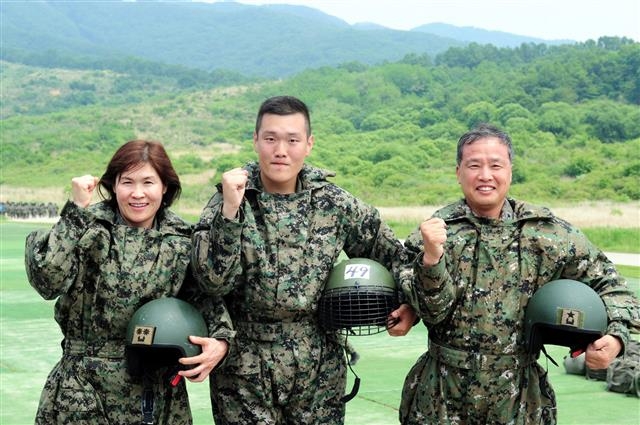 왼쪽부터 어머니 홍영미 중령, 아들 유준혁 이병, 아버지 유해일 준장.