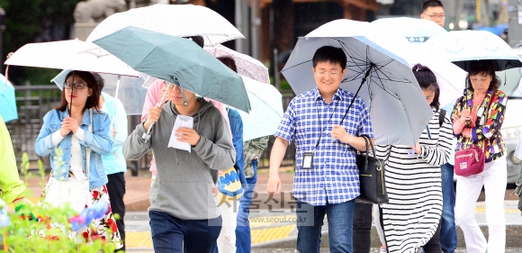 오랜만에 비소식이 들린 24일 우산 쓴 시민들이 광화문네거리를 걷고 있다. 2016. 5. 24. 박윤슬 기자 seul@seoul.co.kr
