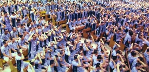 박경근의 2채널 영상작품 ´군대: 60만의 초상´은 개인과 집단의 관계를 보여준다.