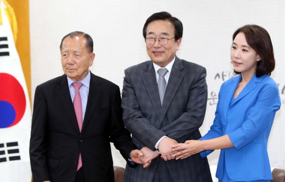 24일 부산시청에서 열린 부산국제영화제 조직위원회 임시총회에서 김동호(왼쪽부터) 신임 조직위원장, 서병수 부산시장, 강수연 집행위원장이 손을 맞잡고 올해 영화제의 성공 개최를 다짐하고 있다. 부산 연합뉴스