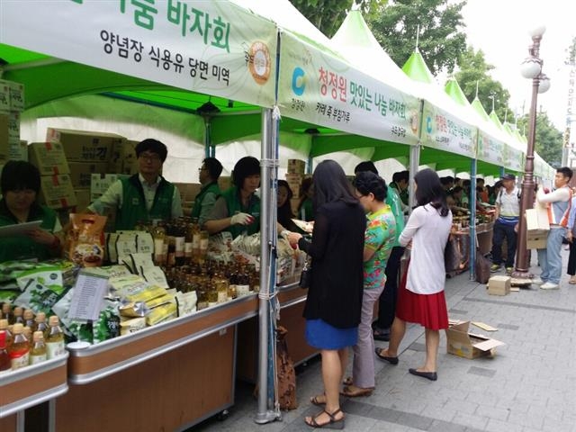 지난해 5월 서울 중랑구 대상빌딩에서 열린 식품 나눔 바자회에서 주민들이 식품을 사는 모습. 중랑구 제공