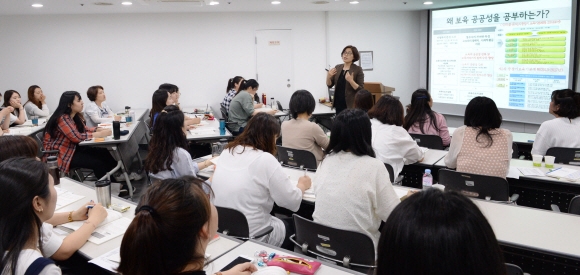 서울시의 보육교사 교육에 참가한 수강생들이 지난 23일 서울 동작구의 서울보육서비스지원센터 강의실에서 보육 공공성을 주제로 한 수업을 듣고 있다. 이언탁 기자 utl@seoul.co.kr