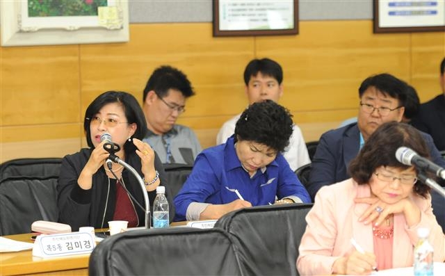 24일 양천구청 강당에서 열린 주민배심원평가회의에서 주민들이 구정에 대한 평가와 제안을 하고 있다. 양천구 제공