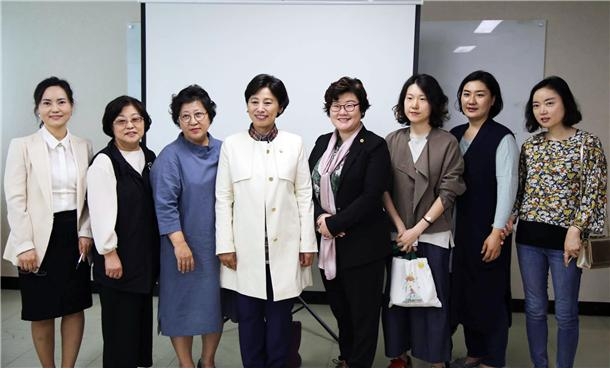 지난 4월 서울 송파구 가락2동 주민센터에서 열린 개롱근린공원 생태놀이터 조성 주민설명회에 참석한 김영한 의원(왼쪽 다섯번째).