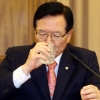 [서울포토] 물 마시는 정의화 국회의장