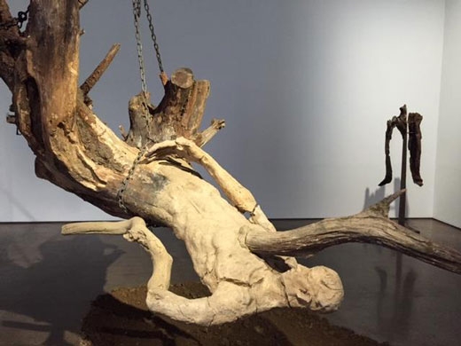 류인의 1997년작품 ‘작명 미상’, 나무와 흙으로 된 작품은 고뇌하는 현대인의 절규를 보는 듯하다.