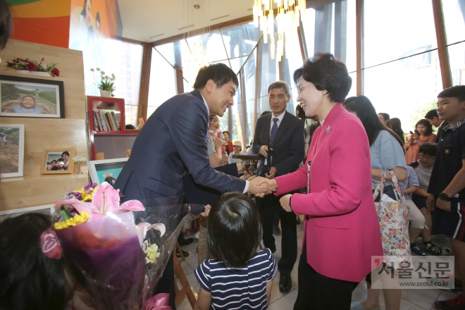 박춘희(오른쪽) 서울 송파구청장이 지난 24일 멋진아빠 인증사진 공모전에서 시상하고 있다. 송파구 제공 