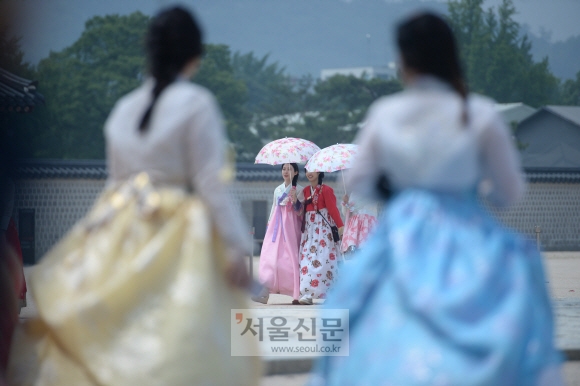 25일 서울 경복궁을 찾은 시민들이 한복을 입은채 관람을 하고 있다.  박지환기자 popocar@seoul.co.kr
