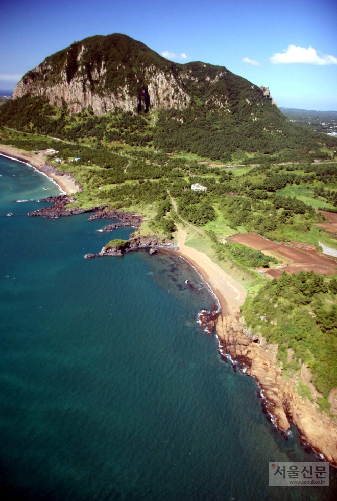 제주 오름(기생 화산)의 하나인 산방산.