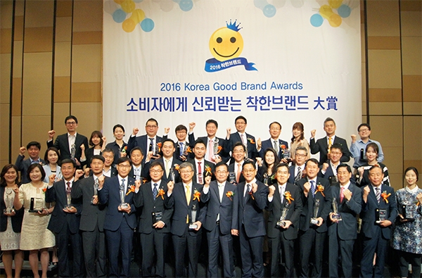 이달 25일 힐튼호텔에서 동아일보주최 산업통상자원부,보건복지부,농림축산식품부후원한 ‘2016착한브랜드 대상’ 시상식에서 박원민 부사장(맨뒷줄 오른쪽 다섯번째)이 수상하고 있다.