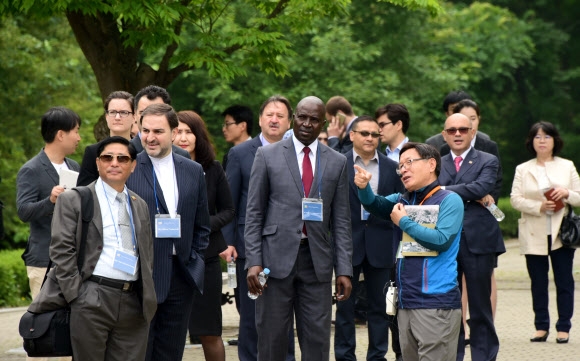 25일 ‘2016년 한국 공공행정 우수사례 설명회’에 참석한 파라과이와 코스타리카, 미얀마 등 3개국 대사와 17개국 주한 외교사절들이 경기 포천의 국립수목원에서 영어 숲 해설 서비스를 받으며 수목원을 관람하고 있다. 산림청은 외교단에 정보통신 기술을 활용한 산림재해 모니터링 시스템 등 서비스를 소개했다. 연합뉴스