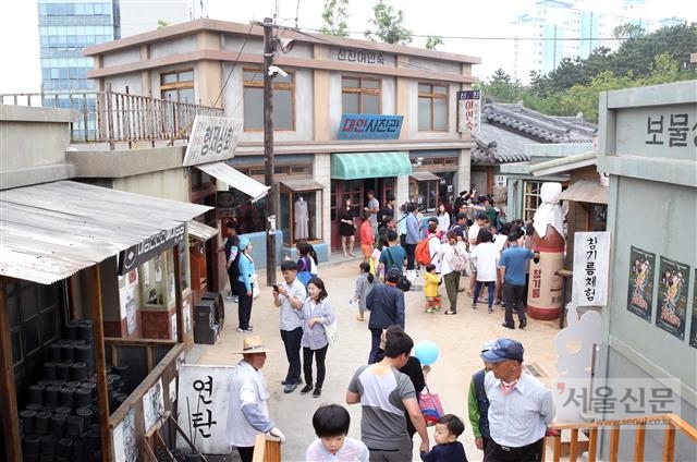 관광객들이 지난해 5월 문을 연 옛 장생포마을을 둘러보고 있다. 울산 남구 제공