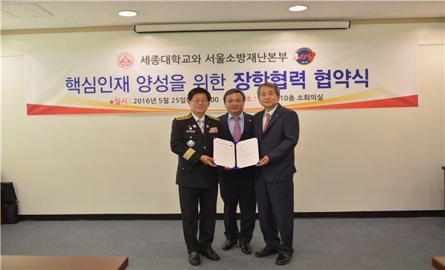 서울시의회 문종철의원(가운데)이 25일 세종대와 서울소방재난본부간 장학협력 협약식에 참석한 권순경 서울소방재난본부장(왼쪽)과 신구 세종대총장(오른쪽)과 함께 기념촬영을 하고 있다.