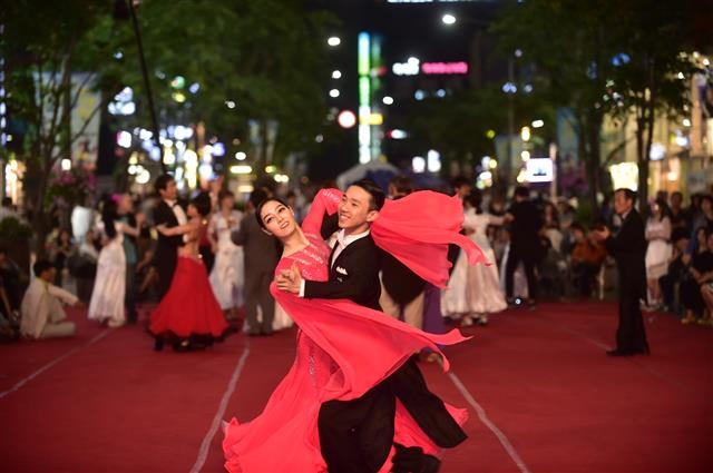 이달 연세로에서 열린 왈츠 페스티벌