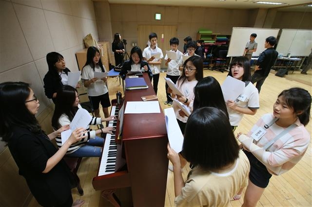 서울 중구가 방과후수업으로 마련한 ‘뮤지컬 배우 되기’ 프로그램에서 지역 청소년들이 피아노 반주에 맞춰 노래 연습을 하고 있다.  중구 제공
