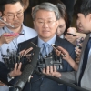 [서울포토] 취재진에 둘러싸인 홍만표 변호사