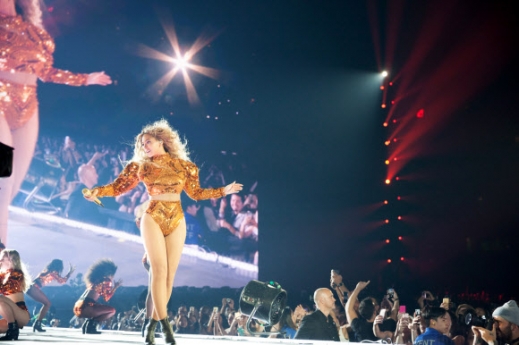 25일(현지시간) 캐나다 온타리오주 토론토의 로저스 센터에서 열린 ‘포메이션 월드 투어(Formation World Tour)’ 공연에서 비욘세가 화려한 춤과 노래를 선보이고 있다.<br>AP 연합뉴스