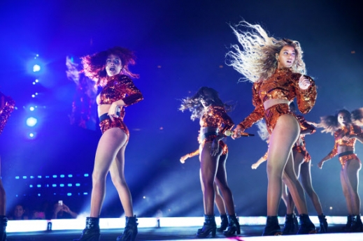25일(현지시간) 캐나다 온타리오주 토론토의 로저스 센터에서 열린 ‘포메이션 월드 투어(Formation World Tour)’ 공연에서 비욘세가 화려한 춤과 노래를 선보이고 있다.<br>AP 연합뉴스