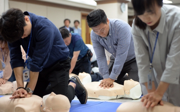 27일 서울 영등포구청에서 구청공무원들이 마네킹을 대상으로 심폐소생술 실습을 하고 있다. 박윤슬 기자 seul@seoul.co.kr