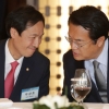 [서울포토] 정진석 향해 미소짓는 우상호