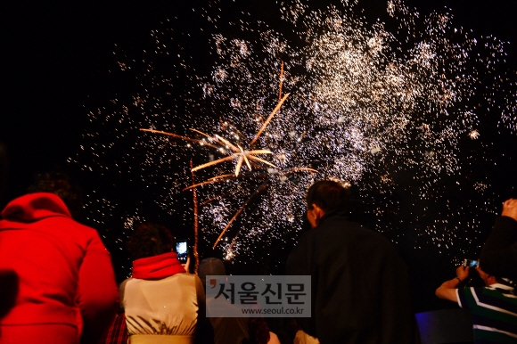인천~칭다오 구간을 운항하는 위동 페리호에서 승객들이 ‘펀(Fun) 페리’ 프로그램 중 하나인 선상 불꽃쇼를 즐기고 있다.
