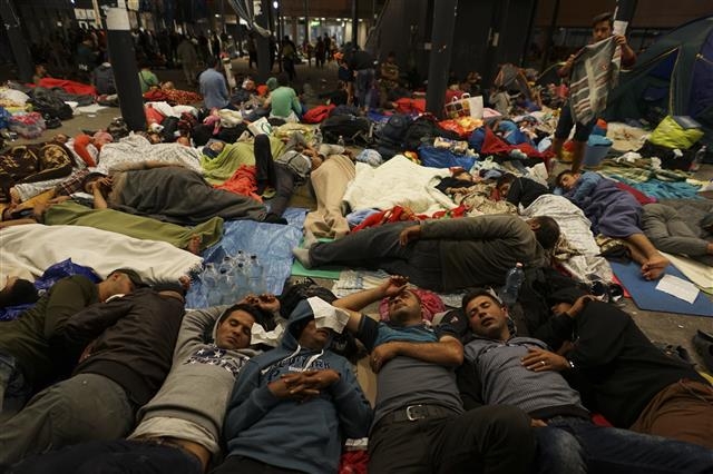 헝가리 부다페스트 켈레티 기차역에서 바닥에 이불을 깐 채 서유럽행 기차를 기다리며 자고 있는 시리아 난민들.  글항아리 제공