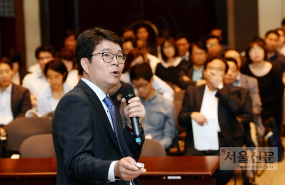 정원오 서울 성동구청장이 27일 중구 한국프레스센터에서 ‘젠트리피케이션 방지와 지속가능 도시재생을 위한 포럼’을 열고 기조발제를 하고 있다. 강성남 선임기자 snk@seoul.co.kr