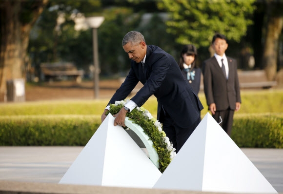‘히로시마 방문’ 오바마 대통령, 위령비에 헌화