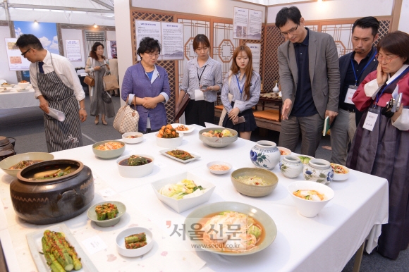 27일 서울 광화문광장에 2016 통일박람회 행사의 일환으로 마련된 ‘통일상상놀이터’를 찾은 시민들이 해설사의 설명과 함께 남북한의 음식을 비교 체험하고 있다. 최해국 선임기자 seaworld@seoul.co.kr