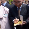 [서울포토] 시민들에게 사인해 주는 반기문 UN사무총장