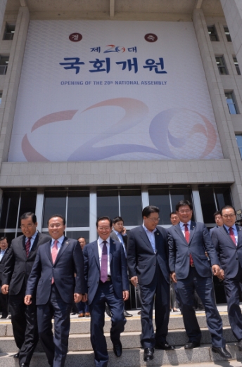 [서울포토] 20대 국회 개원… 의사당 나서는 의원들