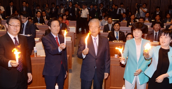 더불어민주당 김종인 비상대책위 대표와 우상호 원내대표가 30일 국회에서 열린 제20대 국회 첫 의원총회에서 부실채권을 소각하는 퍼포먼스를 하고 있다.  왼쪽부터 조붕구 주빌리은행 이사, 우 원내대표, 김 대표, 김영주 의원. 제윤경 의원 이종원 선임기자 jongwon@seoul.co.kr