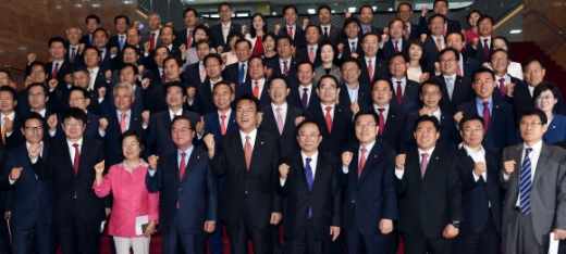 [서울포토] 기념촬영하는 20대 새누리당 국회의원