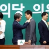 [서울포토] 초선의원 배지 달아주는 국민의당 지도부
