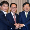 [서울포토] ‘잘 해 봅시다’… 악수 나누는 여야 3당 원내수석부대표