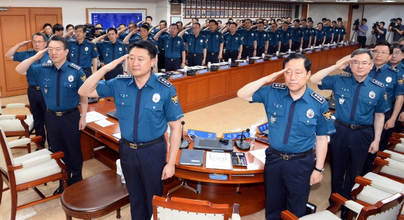 강신명 경찰청장을 비롯한 경찰 지휘관과 참석자들이 30일 서울 미근동 경찰청사에서 열린 여성안전 특별치안대책 논의를 위한 전국 경찰지휘부 회의에서 국민의례를 하고 있다.  박윤슬 기자 seul@seoul.co.kr