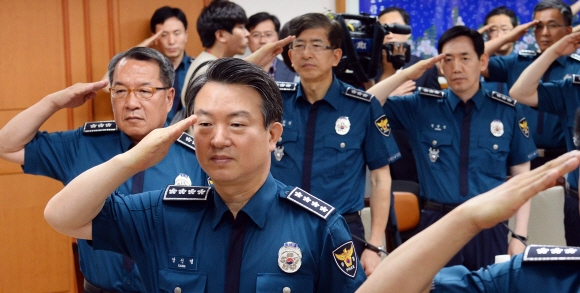 새 경찰복 입고 간부회의