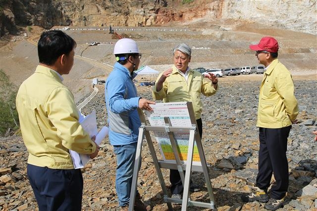 김양호(가운데) 삼척시장이 지난 11일 태양광발전소가 들어설 하장면 토산리를 찾아 현장 점검을 하고 있다. 김 시장은 ‘원자력발전소 건설 백지화’를 선언하며 당선됐다. 삼척시 제공