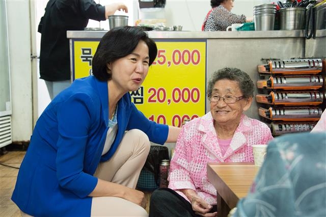 김수영(왼쪽) 양천구청장이 지역의 홀몸노인을 위한 행사에서 참석자들과 이야기를 나누고 있다. 양천구는 올해를 고독사 없는 원년으로 선포하고 50세 이상 1인 가구에 대한 전수조사를 한다. 양천구 제공
