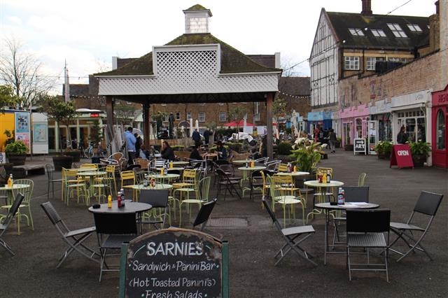 템스강 주변에 조성된 가브리엘스 워프는 오래된 창고에서 벗어나 예술가들이 만든 공예품을 판매하는 가게와 레스토랑으로 변신했다.