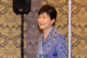 [포토] 행사장 입장하는 박 대통령