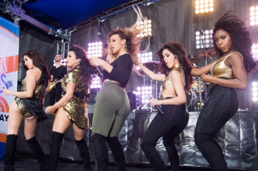 미국 5인조 걸그룹 ‘피프스 하모니(Fifth Harmony)’가 30일(현지시간) 미국 뉴욕의 록펠러 플라자에서 열린 NBC 투데이쇼에 출연해 공연을 펼치고 있다.<br>AP 연합뉴스