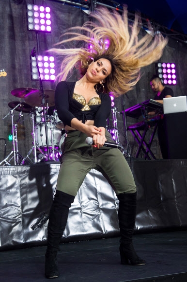 미국 5인조 걸그룹 ‘피프스 하모니(Fifth Harmony)’의 멤버 디나 제인 핸서니가 30일(현지시간) 미국 뉴욕의 록펠러 플라자에서 열린 NBC 투데이쇼에 출연해 공연을 펼치고 있다.<br>AP 연합뉴스