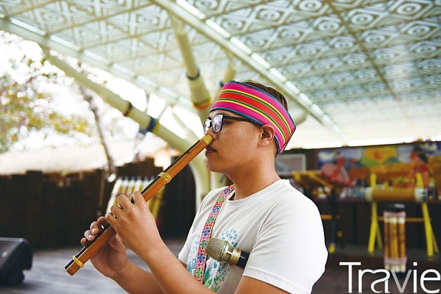 타이동은 타이완의 원주민과 소수민족이 주로 모여 사는 곳이다. 아미족 남자가 전통 방식을 지키며 코로 피리를 연주하고 있다