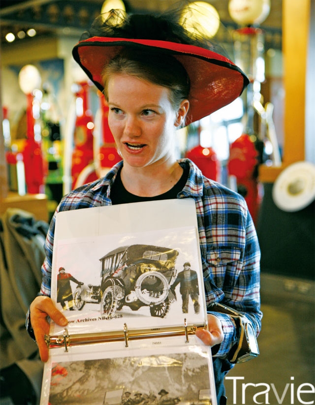 가솔린 앨리 박물관 직원이 1900년대 초중반 서부 캐나다 자동차의 역사와 문화에 관해 설명하고 있다.