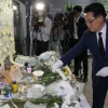 [서울포토] 박지원, ‘스크린도어 사망사고’ 추모공간 방문