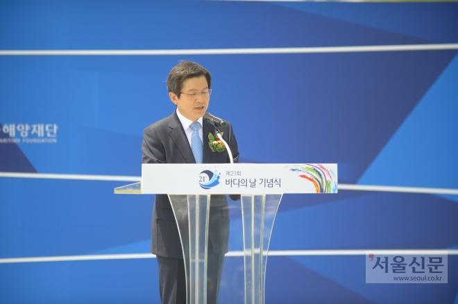 황교안 국무총리가 바다의 날 기념식에서 기념사를 하고 있다.